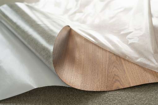 Photo 4: Ready-to-use: veneer in panel format with lacquer surface and adhesive back. Photo: IFN/Schorn & Groh |  www.sg-veneers.com 